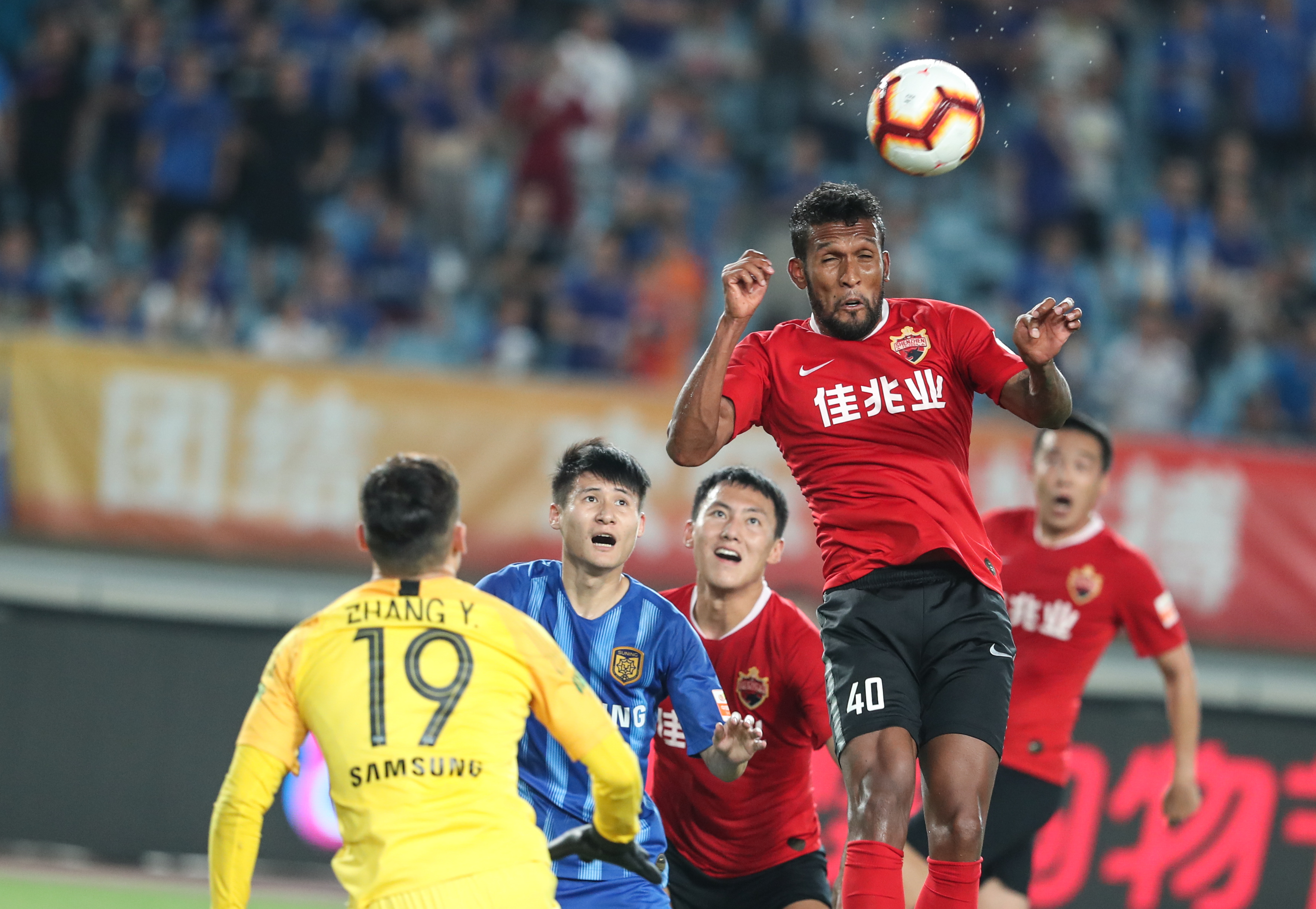 卡雷拉斯染红全程：对裁判让任意球重开不满染黄，随后抱怨吃直红