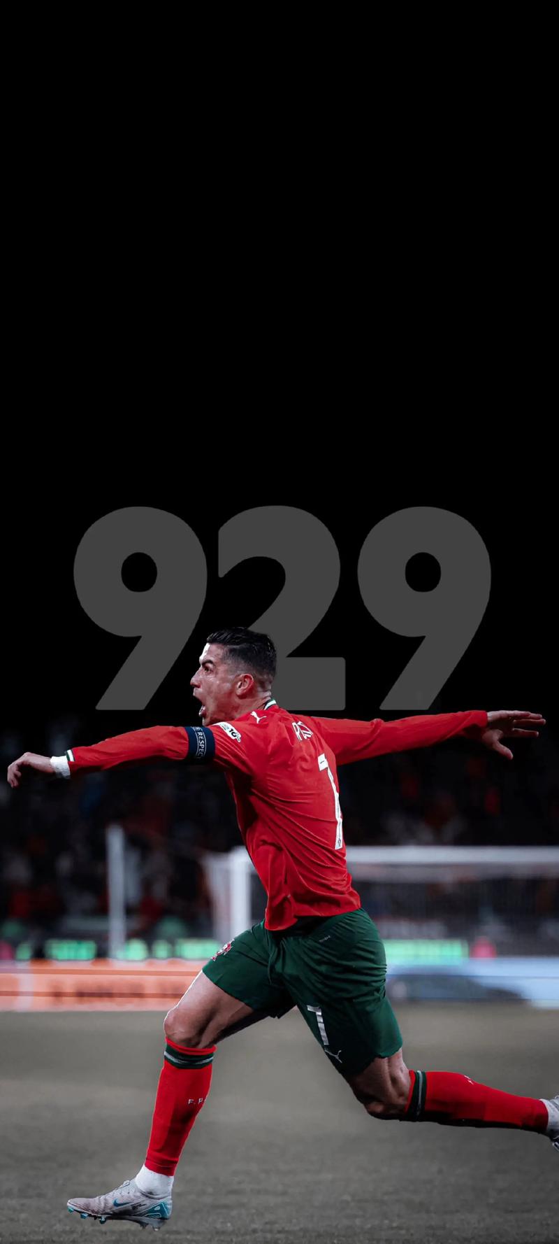 曼联前锋齐尔克泽面临转会，俱乐部对其持开放态度，但仍在培养塞斯科，寻求锋线补充，转会市场激烈争夺中。