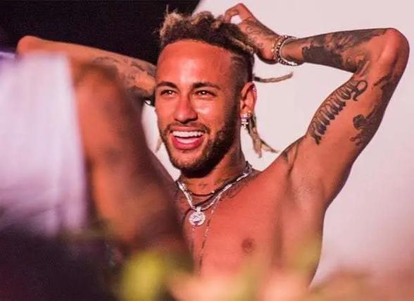 可靠消息来源透露，利物浦球星萨拉赫被弃用，而阿内·斯洛特则表示“毫不知情”。