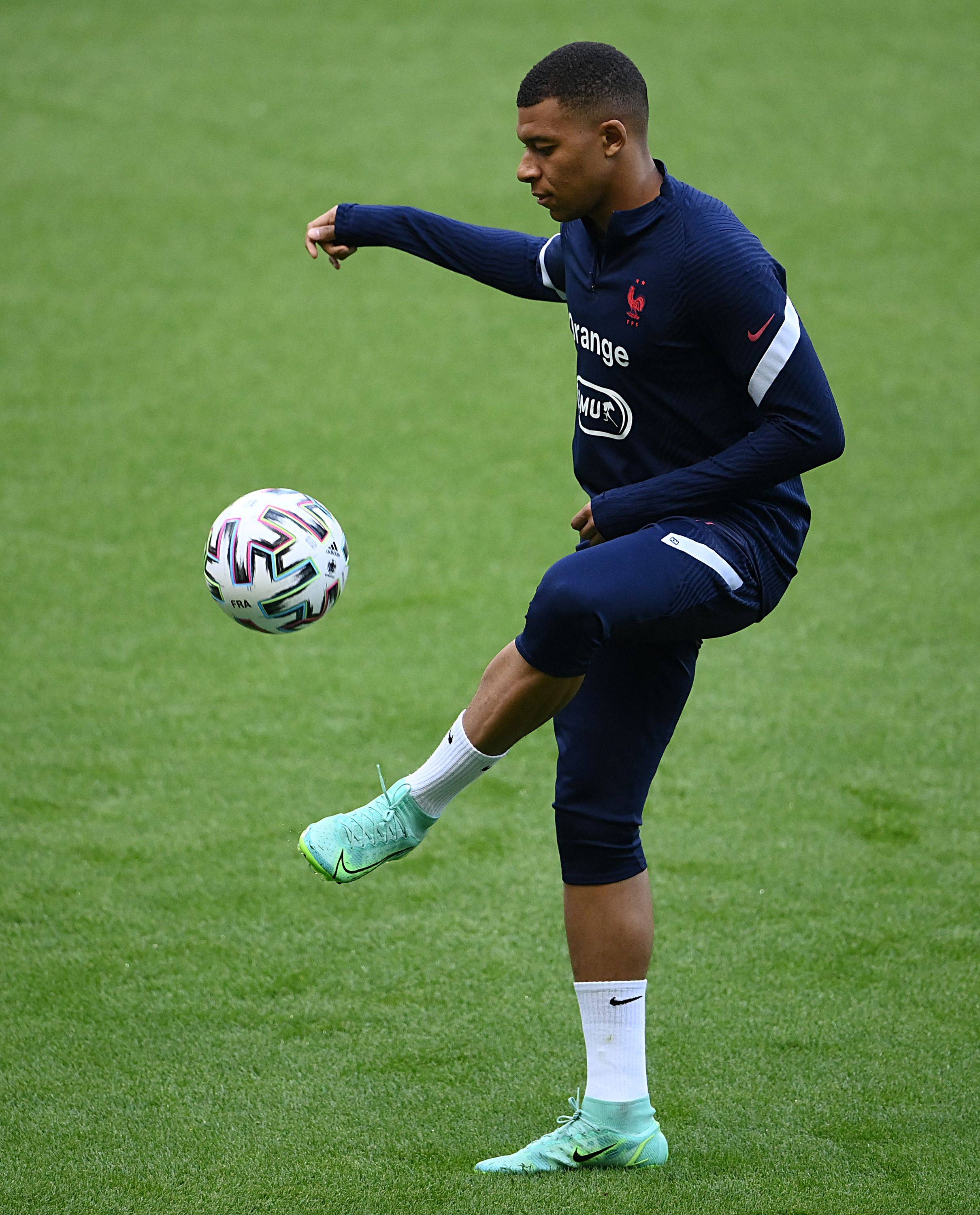 米兰体育总监：亚沙里和莫德里奇关系很好，他经常和莫德里奇交流