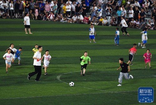 手腕骨折+肩部受伤，巴黎主席纳赛尔缠着绷带赴客场督战欧冠