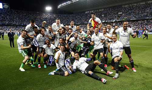 球员受伤倒地，全队围上去